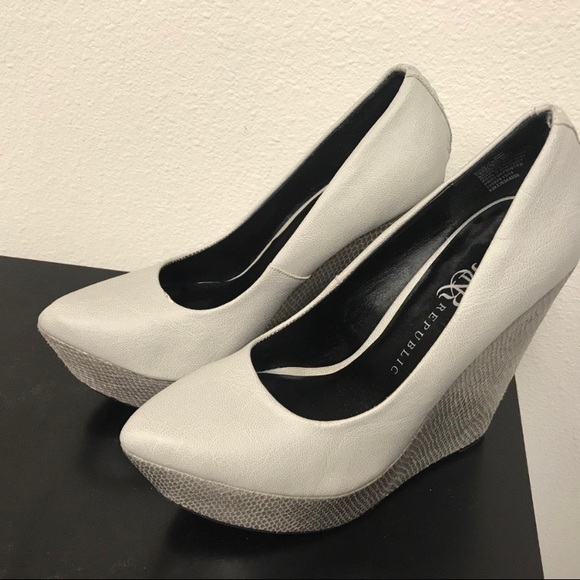 Rock & Republic Faux Snakeskin Gray Wedges - Picture 3 of 6